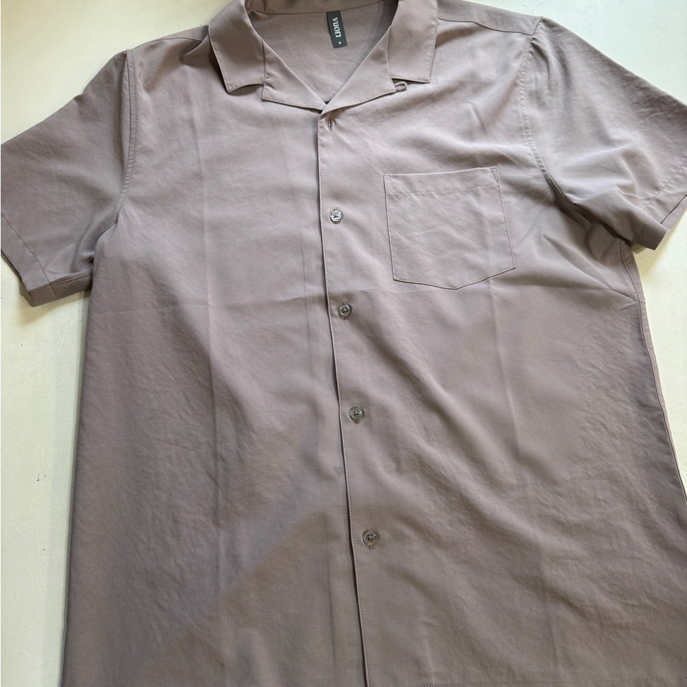 Vuori men’s Manhattan style short sleeve camp shirt.